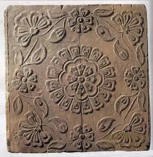 牡丹纹方砖这块板瓦色黑质坚,上端偏左处有一似保字的捺文,和唐代