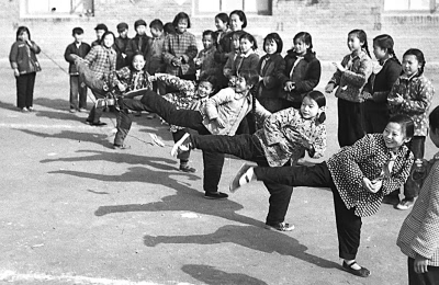 1962年5月,哈尔滨亚麻纺织厂幼儿园的孩子在做翻花绳游戏