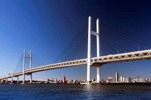 日本东京一海湾大桥发生连环车祸 造成10人受伤