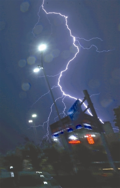 雷电大雨突袭洪城