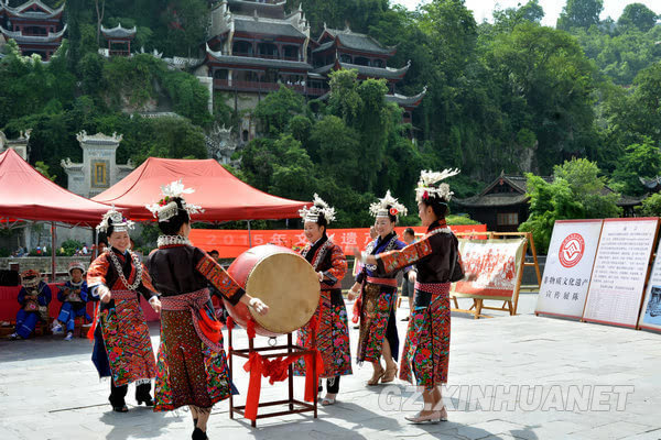 6月12日,镇远金堡镇苗族姑娘跳的热情踩鼓舞(杨嵘 摄)