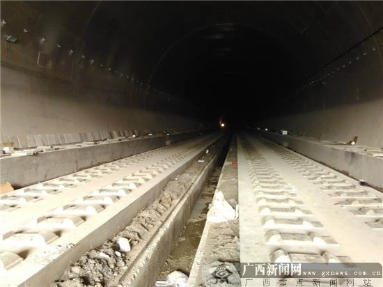 云桂铁路南百段无砟轨道6月12日圆满完成铺设任务