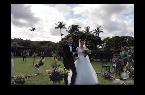 陆川与胡蝶婚礼现场昨日,导演陆川和妻子胡蝶在美国夏威夷低调完婚