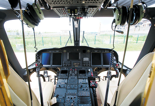军用直升机驾驶舱图片