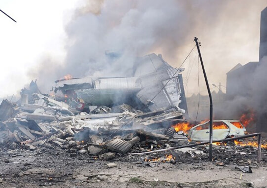 印尼棉兰,印尼一架军用运输机起飞不久后在居民区坠毁,机体爆炸燃成