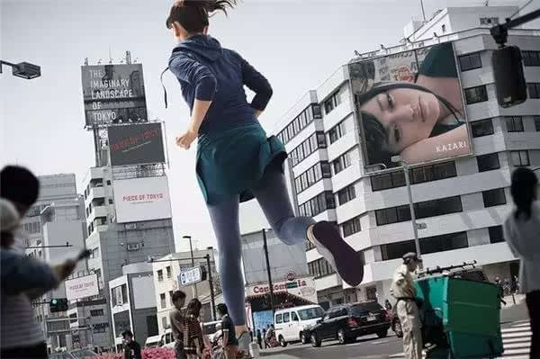 东京街头惊现女巨人:体型堪比奥特曼