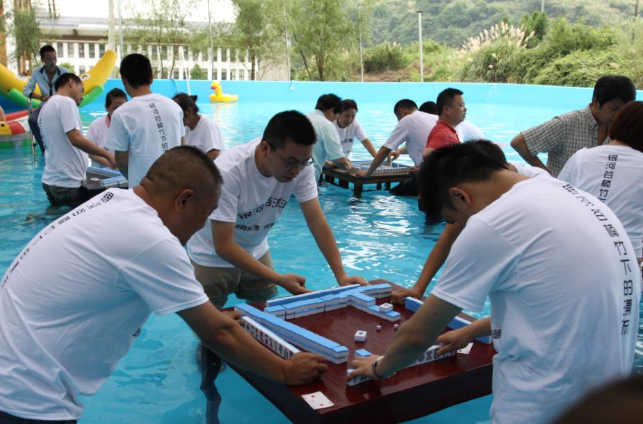 新兴避暑方式引热议 水中麻将获市民追捧