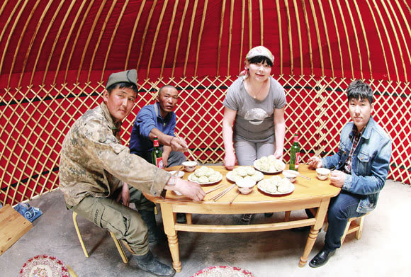 我家开牧家乐3年了,共有5个蒙古包,旅游旺季平均每天接待70多人,一个