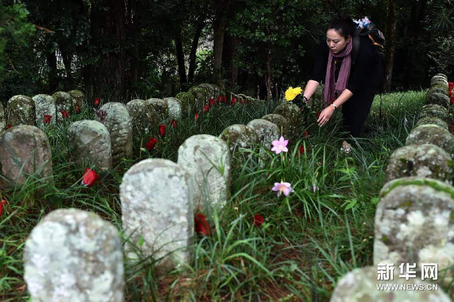 腾冲县曲石镇江苴村92岁的抗战支前民夫陈大民老人(左)和他已72岁的