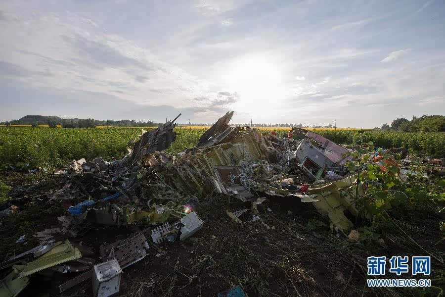 当日,马航mh17航班的第一批遇难乘客遗体已经运出空难现场,这批遗体的