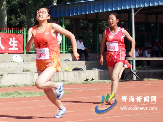 女子百米赛跑预赛.记者崔永焘/摄