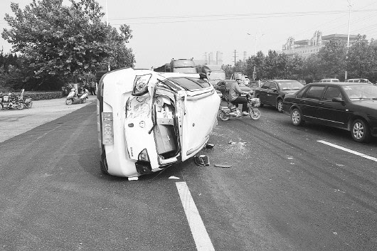 德州市齐河县308国道与名嘉西路交会处,发生了一起四车相撞的交通事故