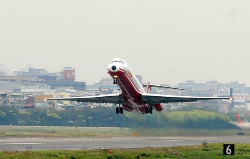 远东航空103号班机空难图片