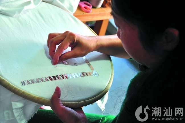 潮汕抽纱是潮州和汕头一带的传统手工艺品.