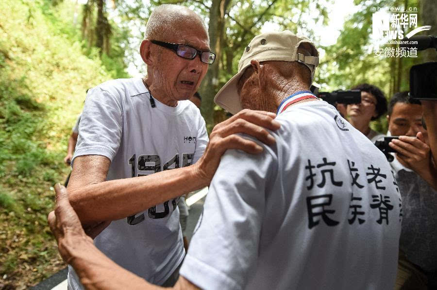 8月19日,在安徽省宁国市山门洞下,汪廷柱(左)和陈福森重逢时激动