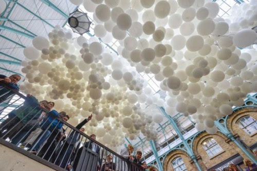 气球云艺术家屋顶摆10万只气球如铺满白云