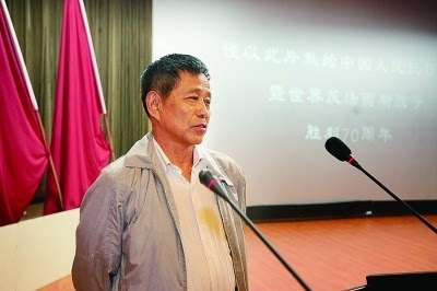 左起作曲唐振东,邱立平,作词王金伟党员,机关干部,武警官兵参观血泪山