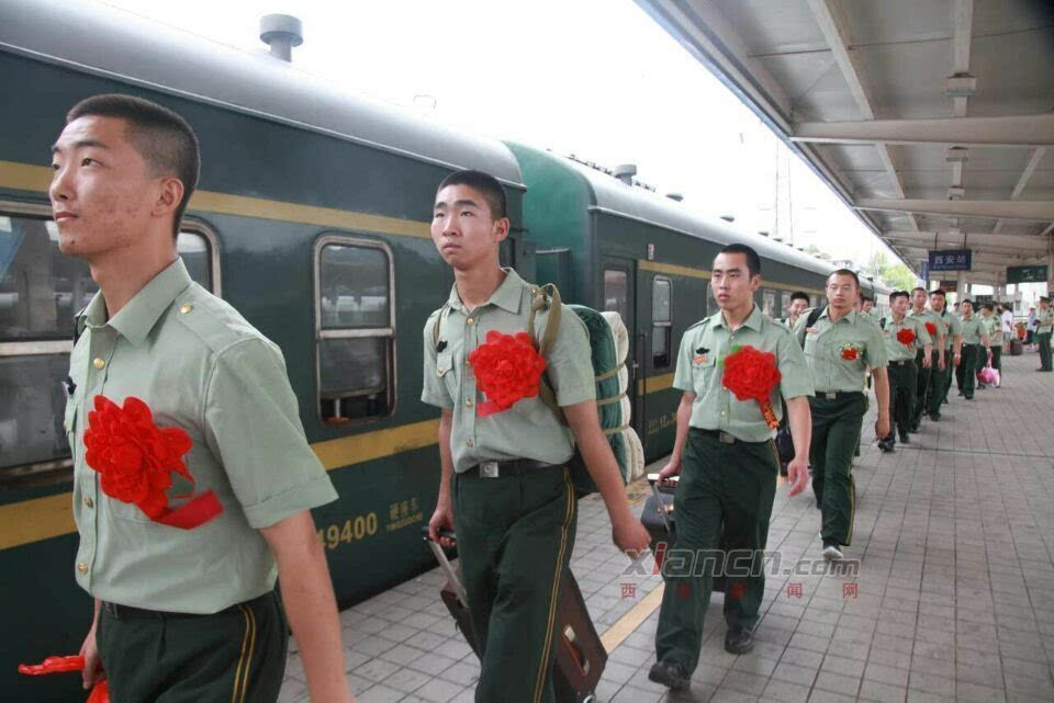 陕西首批2000余名武警战士退伍返乡