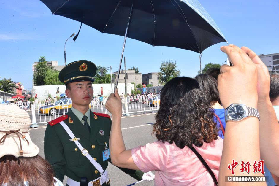 抗战胜利日:她们为执勤武警战士撑伞