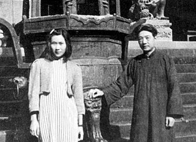 1943年在重庆任中央美术学院筹备处图书管理员,协助徐悲鸿工作.