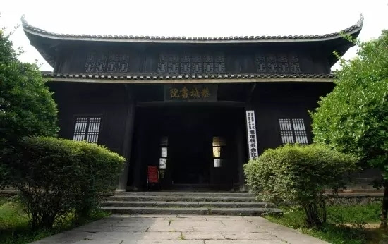 恭城书院原名"罗蒙书院,位于通道县罗蒙山下,始建于宋1105年,占地