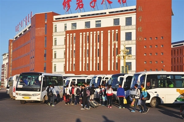 客运班车来到集宁一中霸王河校区接送放假的学生