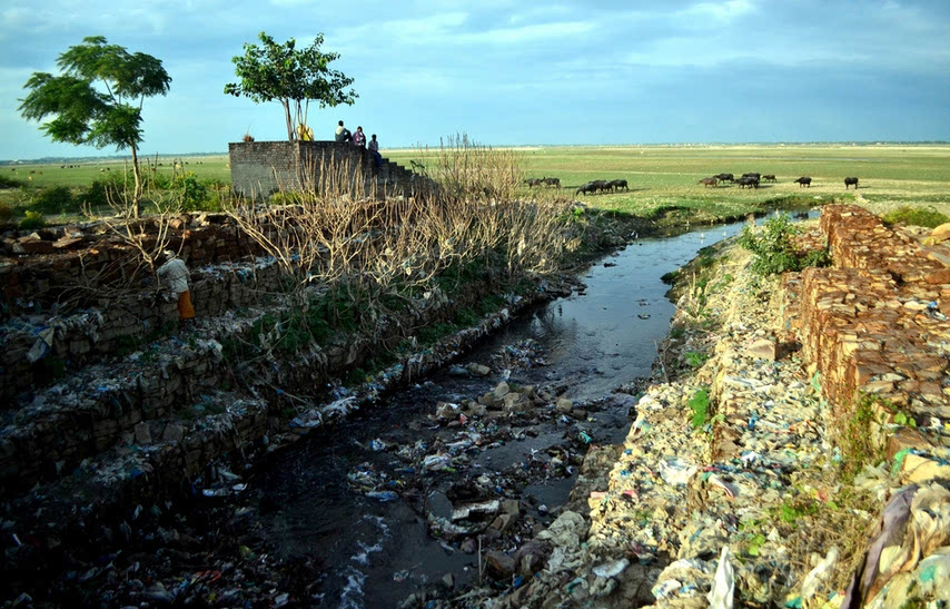 印度恒河垃圾泛滥成世界污染最严重的河流之一