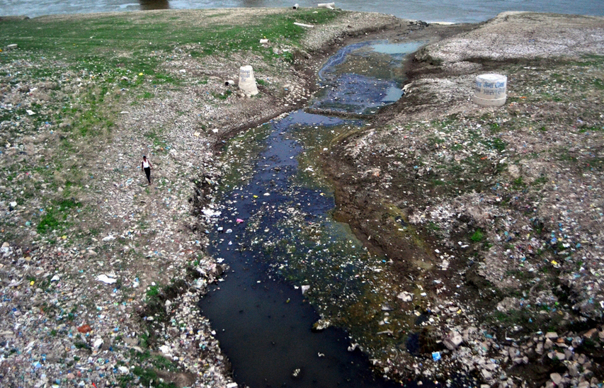 印度恒河垃圾泛滥 成世界污染最严重的河流之一