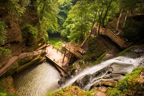 记者从雨城区首届雅女文化旅游节上获悉,今年国庆,碧峰峡景区将开通