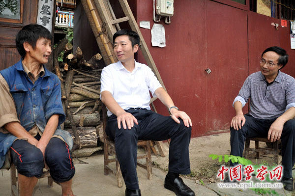 湖南省怀化市副市长节前走访慰问扶贫村
