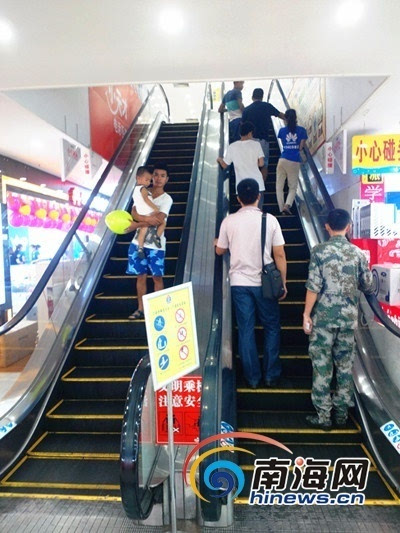 摄 从7月26日,湖北荆州沙市安良百货商场,一年轻女子被手扶电梯卷入