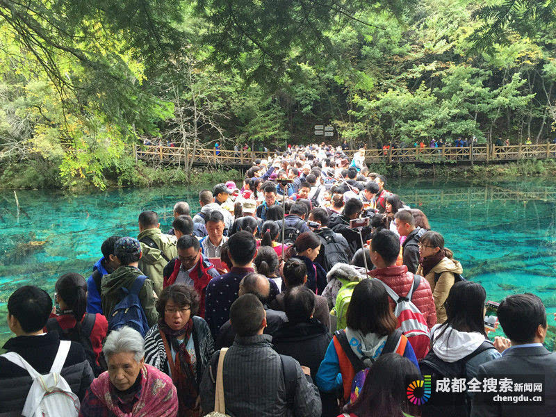 川内景区走俏 国庆大假第二日九寨沟迎小高峰