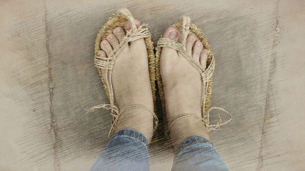 穿上地道的草鞋走在古镇的巷子里,感觉触碰到了青石板路上的记忆