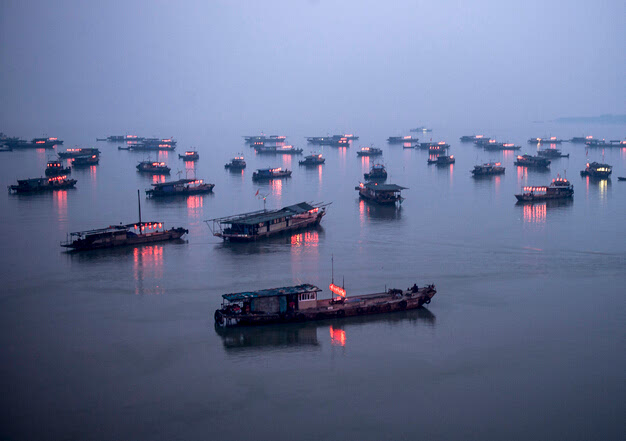 安徽巢湖首现千盏渔火映照湖面壮观盛景图