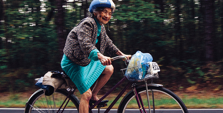 [好骑心日报]90岁老太骑行150英里 装备是高跟鞋与裙子