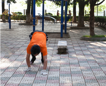 郑州市民爬行锻炼 医生:对腰椎病确实有效