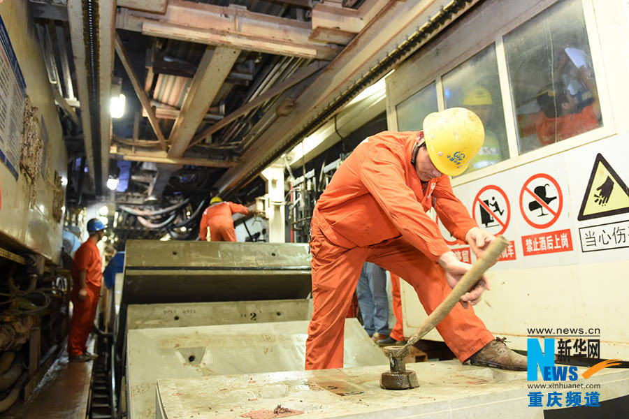 实拍重庆轨道交通五号线沙坪坝标段隧道管片安装