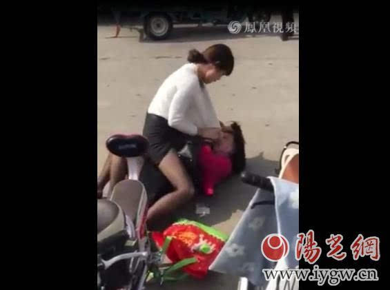 原配街头骑小三身上狂扇脸看你还敢睡我男人