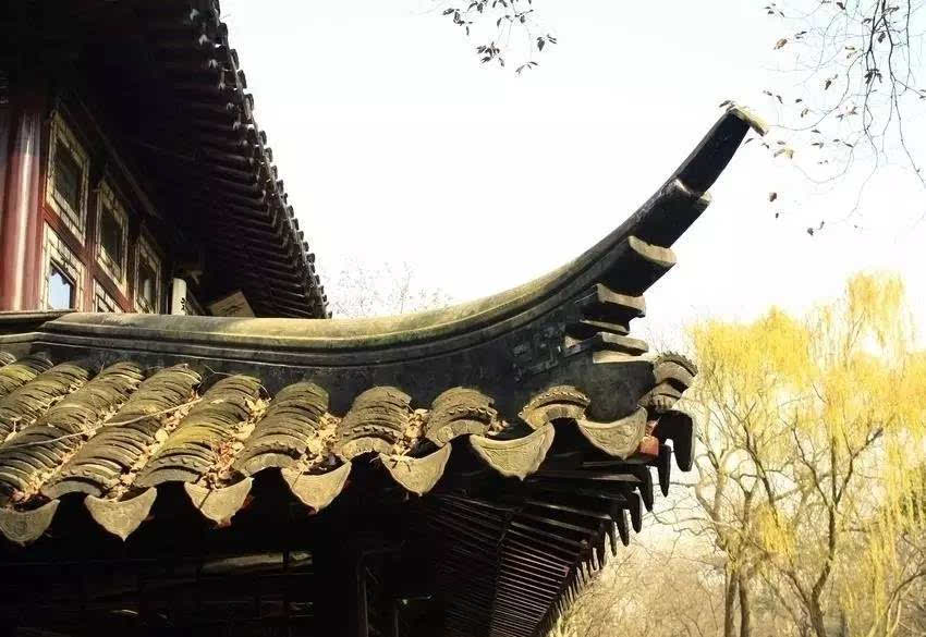 屋檐,房屋前后坡的边缘部分(俗称瓦檐),民间俗语(挑檐),即房檐