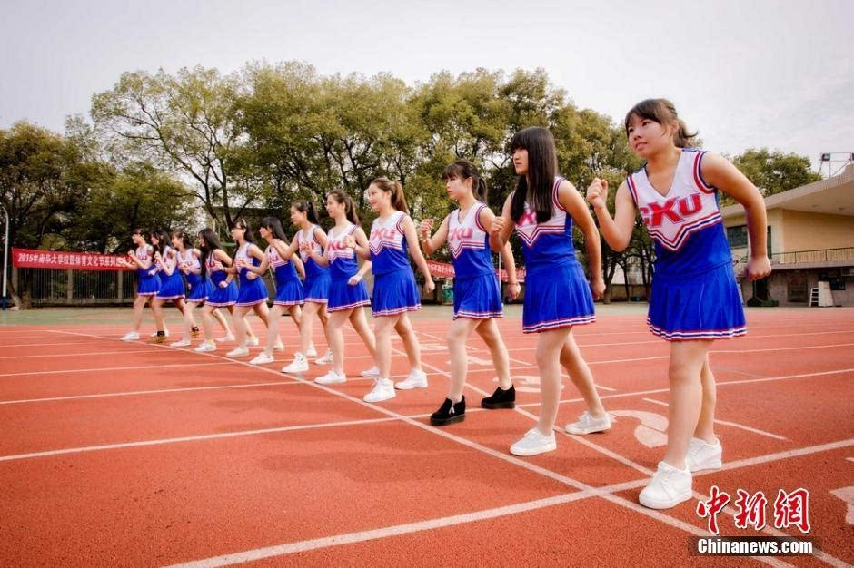 大学啦啦队宣传照走红 长腿女神清新可人