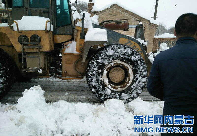 铲车在路上铲雪(陈志强/摄)积雪堵住当地村民家的大门(陈志强/摄)汽车