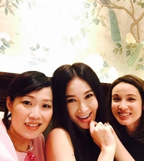 9月16日,温碧霞在微博上晒出自己与友人聚会时的照片,并配文到她