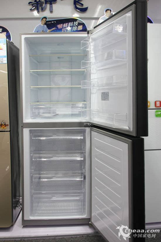 新飞bcd-350wgs冰箱打开全貌冰箱的门铰链采用高强度镀铬加厚金属打造