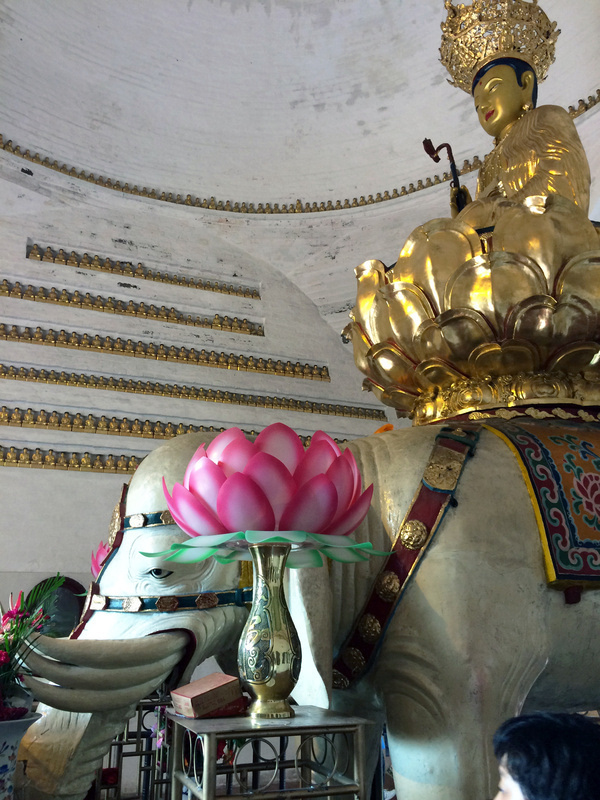 1980年7月8日,邓公来到峨眉山时,就下榻于巍峨宝殿厢房二楼的12号房间