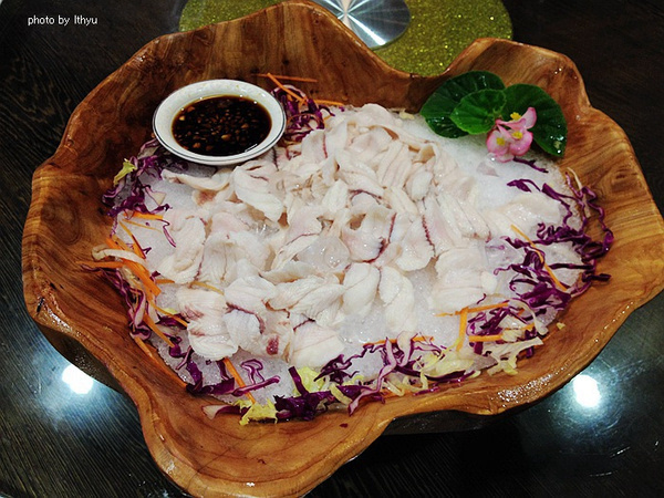 狗鲨冰镇肉:一片片的狗鲨肉在冰盘上,是那么美,那美丽的纹理让不舍得