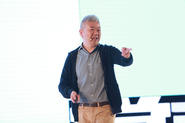 木屋烧烤创始人隋政军在主题演讲时激情昂扬,他提出要做餐企上市的