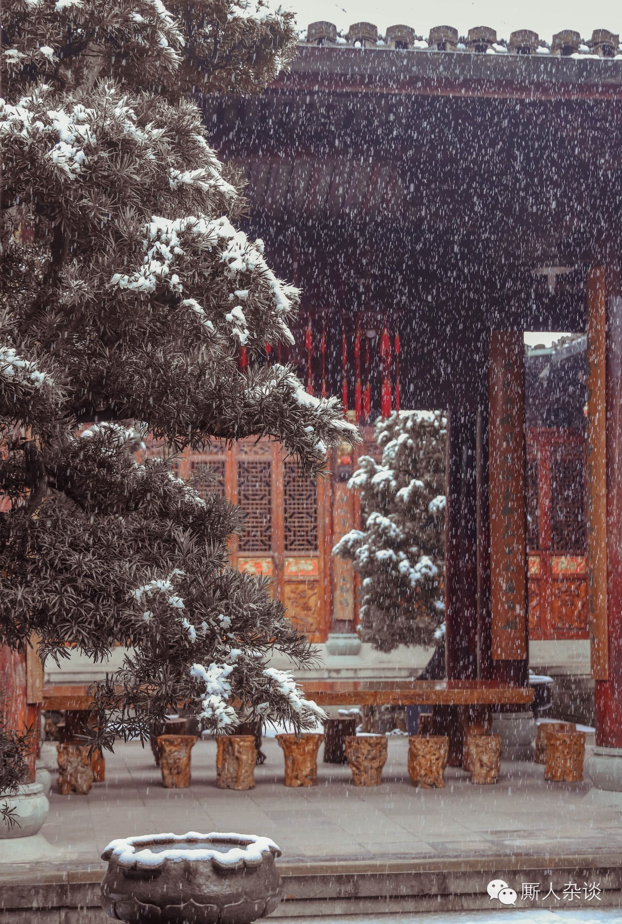 古代庭院雪景图片