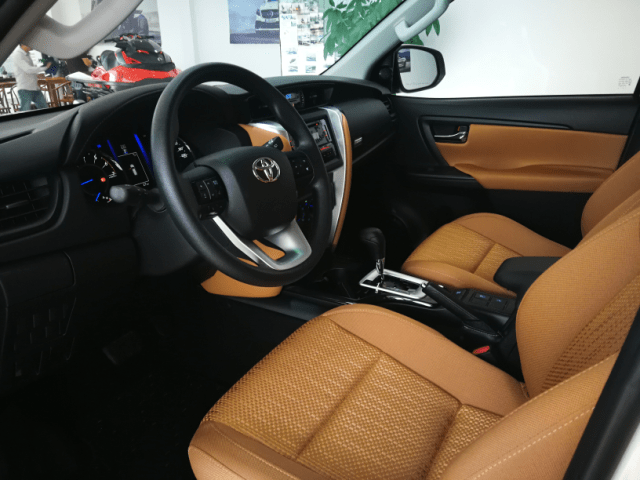 > 18款穿越者2700四驱sr5堪称越野小霸道  内饰方面:2018款丰田穿越者