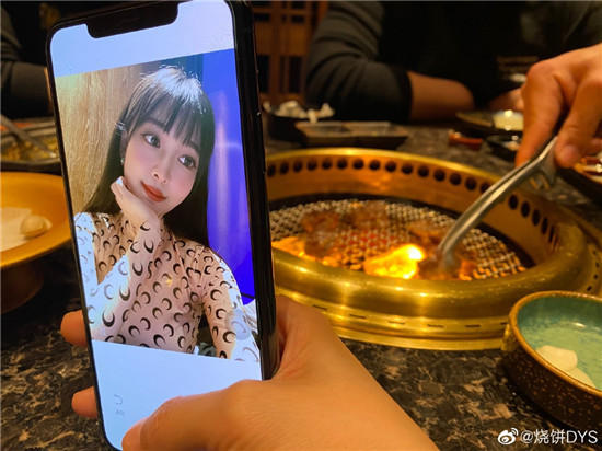 烧饼生日合影老婆抢镜,岳云鹏眼睛成亮点,孙越回复太魔性