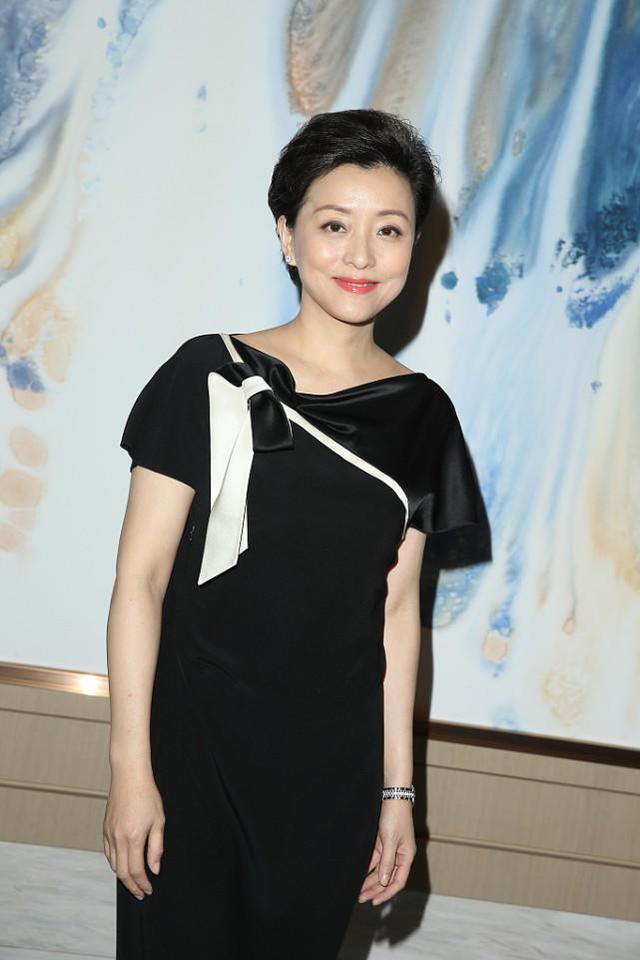 杨澜才是优雅女神的代表,穿黑色连衣裙配短发,随便一站就很气质-搜狐